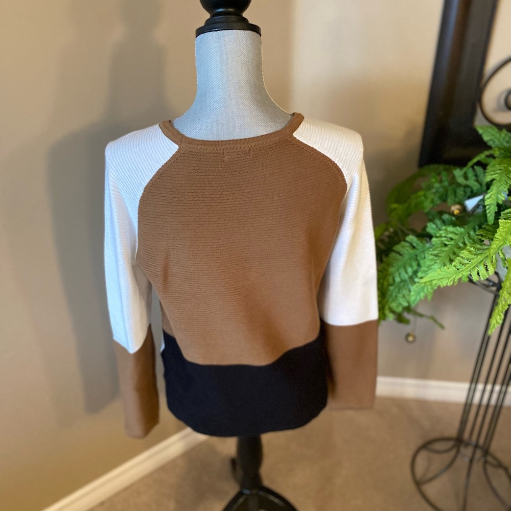 Lightweight long sleeved sweater, made by Moffi